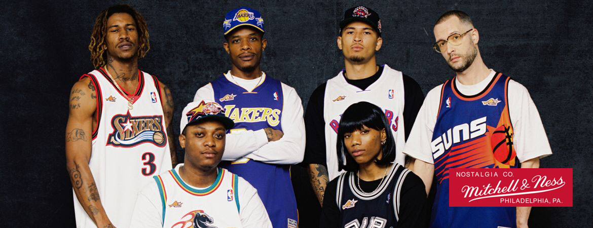 Odzież inspirowana NBA — bluzy, czapki i dresy z motywami drużyn oraz charakterystyczną stylistyką ligi.